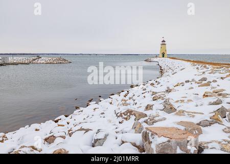 Bedeckter Blick auf den verschneiten Leuchtturm am Lake Hefner in Oklahoma Stockfoto