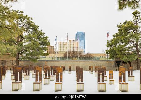 Bedeckter Blick auf einen verschneiten Garten des Oklahoma City National Memorial and Museum in Oklahoma Stockfoto