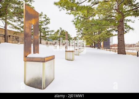 Bedeckter Blick auf einen verschneiten Garten des Oklahoma City National Memorial and Museum in Oklahoma Stockfoto