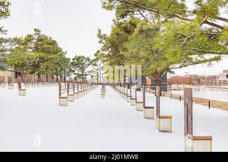 Bedeckter Blick auf einen verschneiten Garten des Oklahoma City National Memorial and Museum in Oklahoma Stockfoto