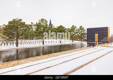 Bedeckter Blick auf einen verschneiten Garten des Oklahoma City National Memorial and Museum in Oklahoma Stockfoto