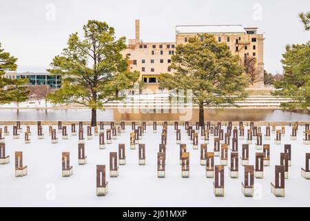 Bedeckter Blick auf einen verschneiten Garten des Oklahoma City National Memorial and Museum in Oklahoma Stockfoto