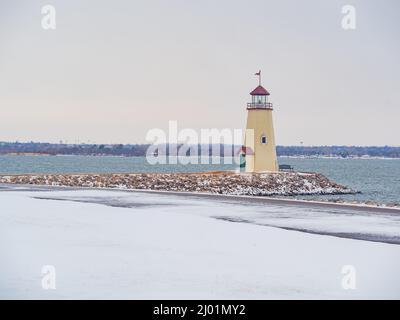 Bedeckter Blick auf den verschneiten Leuchtturm am Lake Hefner in Oklahoma Stockfoto