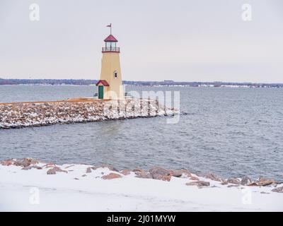 Bedeckter Blick auf den verschneiten Leuchtturm am Lake Hefner in Oklahoma Stockfoto