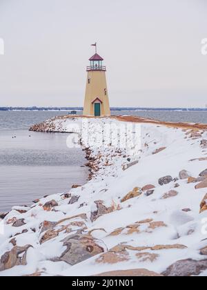 Bedeckter Blick auf den verschneiten Leuchtturm am Lake Hefner in Oklahoma Stockfoto