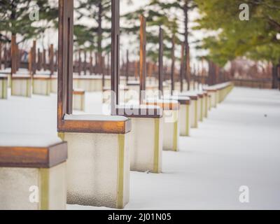 Bedeckter Blick auf einen verschneiten Garten des Oklahoma City National Memorial and Museum in Oklahoma Stockfoto