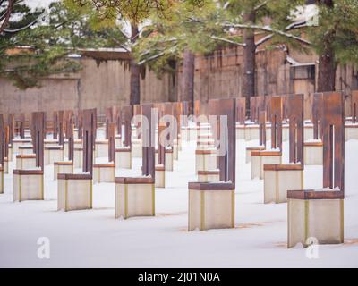 Bedeckter Blick auf einen verschneiten Garten des Oklahoma City National Memorial and Museum in Oklahoma Stockfoto