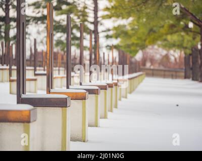 Bedeckter Blick auf einen verschneiten Garten des Oklahoma City National Memorial and Museum in Oklahoma Stockfoto