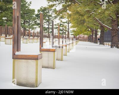 Bedeckter Blick auf einen verschneiten Garten des Oklahoma City National Memorial and Museum in Oklahoma Stockfoto