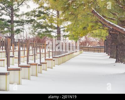 Bedeckter Blick auf einen verschneiten Garten des Oklahoma City National Memorial and Museum in Oklahoma Stockfoto