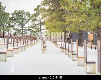 Bedeckter Blick auf einen verschneiten Garten des Oklahoma City National Memorial and Museum in Oklahoma Stockfoto