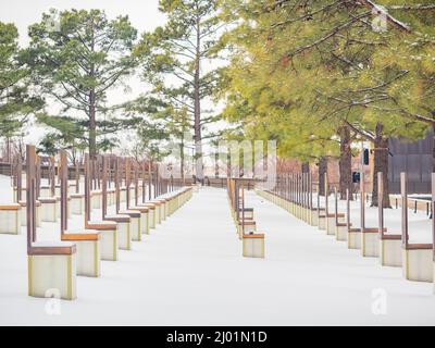 Bedeckter Blick auf einen verschneiten Garten des Oklahoma City National Memorial and Museum in Oklahoma Stockfoto