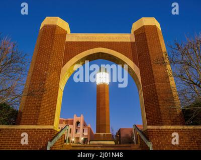 Blick auf den Campus der University of Oklahoma Health Science Campus in Okalahoma bei Sonnenuntergang Stockfoto