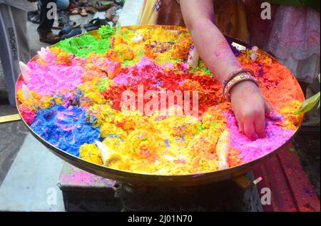 Kalkutta, Westbengalen, Indien. 12. März 2022. Bengalische Frauen feierten im Vorfeld des Holi-Festivals mit farbigem Pulver und verschmiertem farbigem Pulver über den Gesichtern des anderen. Holi ist ein beliebtes antikes hinduistisches Fest, auch bekannt als das "Fest der Liebe", das "Fest der Farben" und das "Frühlingsfest".Es wird jedes Jahr am Tag nach dem Vollmond im Hindu-Monat Phalguna, der Anfang März stattfindet, gefeiert. Die Menschen feiern den Frühlingsbeginn. (Bild: © Rahul Sadhukhan/Pacific Press via ZUMA Press Wire) Stockfoto