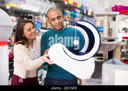 Paar wählen Katzenmöbel im Geschäft Stockfoto