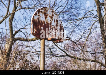 Nahaufnahme eines alten Basketballkorps Stockfoto