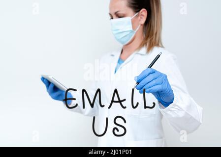 Hand schreiben Zeichen E-Mail an uns. Geschäftsübersicht Senden einer Werbebotschaft an eine Gruppe von Vorführen mithilfe von E-Mails, die die Präsentation von Medical Techology demonstrieren Stockfoto