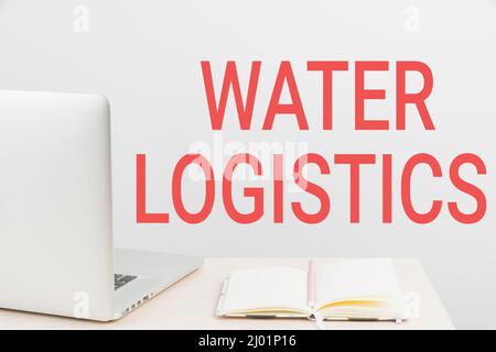 Hand schreiben Zeichen Wasser Logistik. Geschäftskonzept Wasserlogistik Aufgeräumter Arbeitsbereich, Schreibtischgeräte, Smart Office Stockfoto