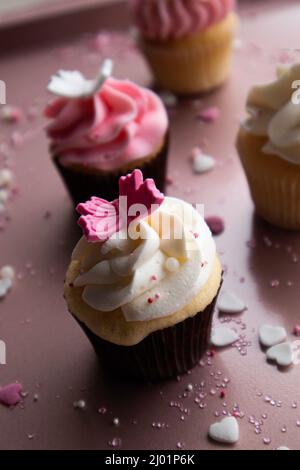 Cupcake auf einem Backblech in natürlichem Licht Stockfoto