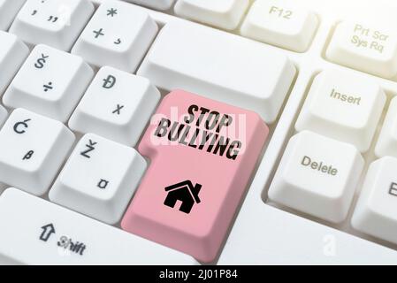 Schreiben, Text anzeigen, Mobbing stoppen. Geschäftskonzept Kampf und beseitigen dieses aggressive inakzeptable Verhalten Eingabe Online-Netzwerkprotokolle Stockfoto