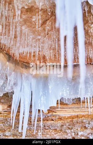 Höhlendecke im Winter mit kleinen Eiszapfen bedeckt Stockfoto