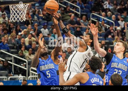 Orlando, Florida, USA, 15. März 2022, Brooklyn Nets Point Guard Kyrie Irving #11 Versuch, gegen die Orlando Magic im Amway Center zu Punkten. (Foto: Marty Jean-Louis) Stockfoto