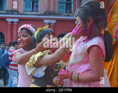 Kalkutta, Westbengalen, Indien. 12. März 2022. Bengalische Mädchen feierten vor dem Holi-Festival mit farbigem Pulver und verschmiertem farbigem Pulver über den Gesichtern der anderen. Holi ist ein beliebtes antikes hinduistisches Fest, auch bekannt als das "Fest der Liebe", das "Fest der Farben" und das "Frühlingsfest".Es wird jedes Jahr am Tag nach dem Vollmond im Hindu-Monat Phalguna, der Anfang März stattfindet, gefeiert. Die Menschen feiern den Frühlingsbeginn. (Bild: © Rahul Sadhukhan/Pacific Press via ZUMA Press Wire) Stockfoto