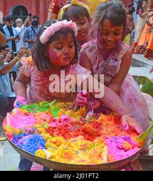 Kalkutta, Westbengalen, Indien. 12. März 2022. Bengalische Mädchen feierten vor dem Holi-Festival mit farbigem Pulver und verschmiertem farbigem Pulver über den Gesichtern der anderen. Holi ist ein beliebtes antikes hinduistisches Fest, auch bekannt als das "Fest der Liebe", das "Fest der Farben" und das "Frühlingsfest".Es wird jedes Jahr am Tag nach dem Vollmond im Hindu-Monat Phalguna, der Anfang März stattfindet, gefeiert. Die Menschen feiern den Frühlingsbeginn. (Bild: © Rahul Sadhukhan/Pacific Press via ZUMA Press Wire) Stockfoto