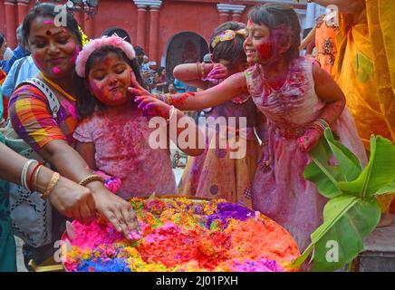 Kalkutta, Westbengalen, Indien. 12. März 2022. Bengalische Mädchen feierten vor dem Holi-Festival mit farbigem Pulver und verschmiertem farbigem Pulver über den Gesichtern der anderen. Holi ist ein beliebtes antikes hinduistisches Fest, auch bekannt als das "Fest der Liebe", das "Fest der Farben" und das "Frühlingsfest".Es wird jedes Jahr am Tag nach dem Vollmond im Hindu-Monat Phalguna, der Anfang März stattfindet, gefeiert. Die Menschen feiern den Frühlingsbeginn. (Bild: © Rahul Sadhukhan/Pacific Press via ZUMA Press Wire) Stockfoto