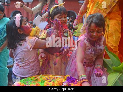 Kalkutta, Westbengalen, Indien. 12. März 2022. Bengalische Mädchen feierten vor dem Holi-Festival mit farbigem Pulver und verschmiertem farbigem Pulver über den Gesichtern der anderen. Holi ist ein beliebtes antikes hinduistisches Fest, auch bekannt als das "Fest der Liebe", das "Fest der Farben" und das "Frühlingsfest".Es wird jedes Jahr am Tag nach dem Vollmond im Hindu-Monat Phalguna, der Anfang März stattfindet, gefeiert. Die Menschen feiern den Frühlingsbeginn. (Bild: © Rahul Sadhukhan/Pacific Press via ZUMA Press Wire) Stockfoto