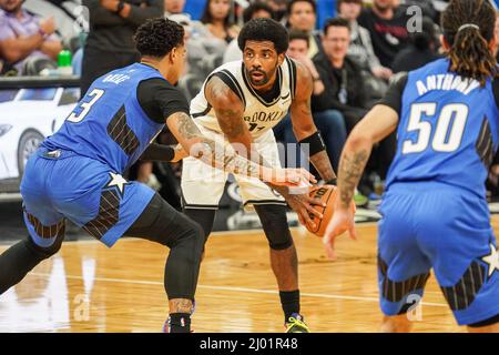 Orlando, Florida, USA, 15. März 2022, Brooklyn Nets Point Guard Kyrie Irving #11 während der ersten Hälfte im Amway Center. (Foto: Marty Jean-Louis) Stockfoto