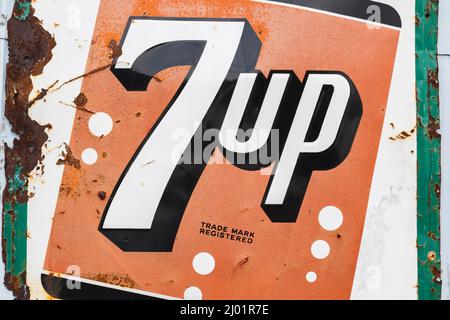 Vintage 7up Softdrink Unternehmen Metall-Werbung Schild an der Außenwand der Garage geschrieben. Stockfoto