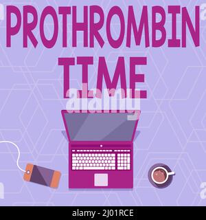 Textschild mit der Prothrombin-Zeit. Wort geschrieben auf Bewerten Sie Ihre Fähigkeit, angemessen Blutgerinnsel bilden Laptop ruht auf Einem Tisch neben Kaffee Stockfoto