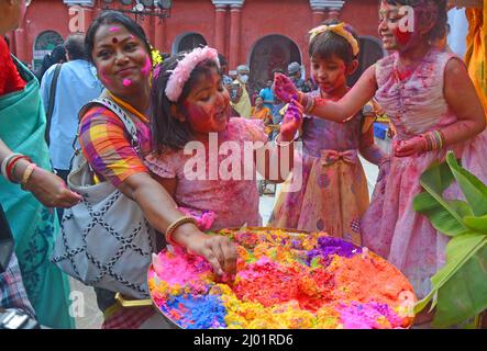 Kalkutta, Westbengalen, Indien. 12. März 2022. Bengalische Mädchen feierten vor dem Holi-Festival mit farbigem Pulver und verschmiertem farbigem Pulver über den Gesichtern der anderen. Holi ist ein beliebtes antikes hinduistisches Fest, auch bekannt als das "Fest der Liebe", das "Fest der Farben" und das "Frühlingsfest".Es wird jedes Jahr am Tag nach dem Vollmond im Hindu-Monat Phalguna, der Anfang März stattfindet, gefeiert. Die Menschen feiern den Frühlingsbeginn. (Bild: © Rahul Sadhukhan/Pacific Press via ZUMA Press Wire) Stockfoto