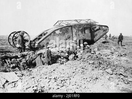 Ein frühes Modell britischer Mark I 'männliche' Tank, namens C-15, in der Nähe von Thiepval, 25. September 1916. Der Tank ist wahrscheinlich in der Reserve für die Schlacht von Thiepval Grat, der am 26. September begann. Der Tank ist mit dem Draht' Granate Shield" und Lenkung Schwanz ausgestattet, beide Funktionen in den nächsten Modelle verworfen. Stockfoto