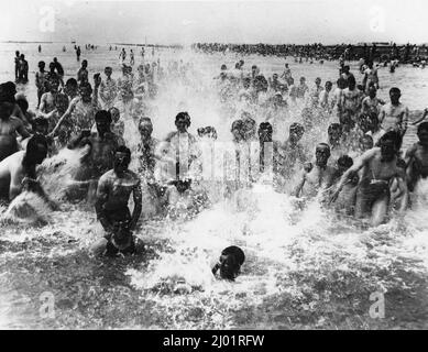 Soldaten, die sich im Jahr WW1 auf dem Meer in Frankreich amüsieren Stockfoto