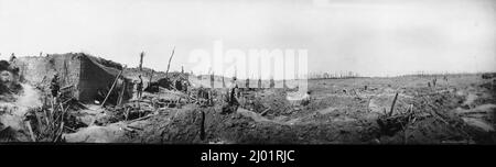 Ein Panoramablick auf zertrümmerte deutsche Beobachtungsposten und Schützengräben nach der Schlacht um den Messinesgrat im Jahr WW1. Stockfoto