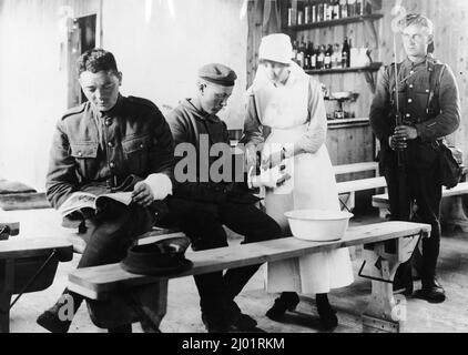 Eine VAD-Krankenschwester (Voluntary Aid Detachment), die sich im Jahr WW1 in einer Umkleidekabine an der Westfront um verletzte Männer kümmerte Stockfoto