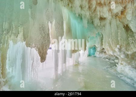 Kleine Höhle aus Eis und blauen Eiszapfen Stockfoto