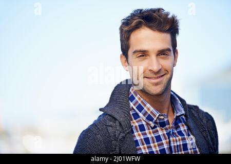 Ich trage heute meine Glückliche. Aufnahme eines hübschen jungen Mannes, der einen Tag im Freien verbringt. Stockfoto