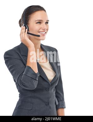 Hier, um jede Kundenfrage zu beantworten. Studioaufnahme eines attraktiven Kundendienstmitarbeiters, isoliert auf Weiß. Stockfoto