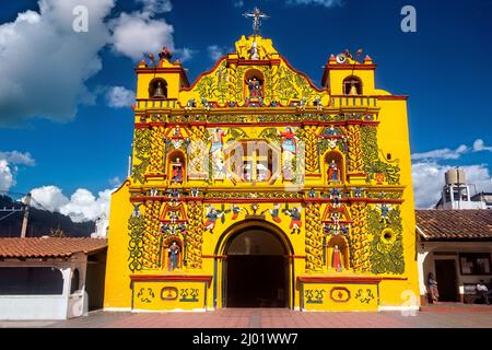 Die farbenfrohe Kirche von San Andrés Xecul, Totonicapán, Guatemala Stockfoto