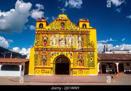 Die farbenfrohe Kirche von San Andrés Xecul, Totonicapán, Guatemala Stockfoto