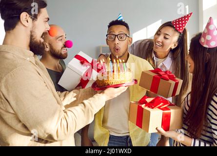 Lächelnde multirassische Freunde grüßen den Partner mit einem glücklichen Geburtstag Stockfoto