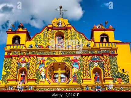 Die farbenfrohe Kirche von San Andrés Xecul, Totonicapán, Guatemala Stockfoto