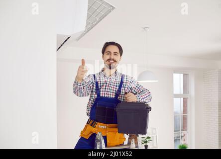 Glücklicher Wartungsmitarbeiter, der nach der Reparatur der Klimaanlage Daumen nach oben zeigte Stockfoto