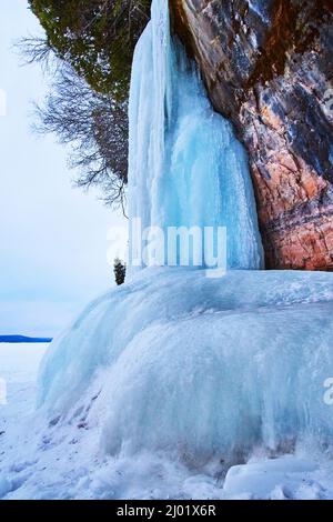 Winter große blaue Eisformationen von Insel schmelzen und Klippen Stockfoto