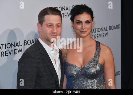 Ben McKenzie und Morena Baccarin nehmen am 15. März 2022 an der jährlichen Gala des National Board of Review in der Cipriani 42. Street in New York Teil. Stockfoto