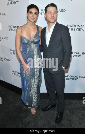 Morena Baccarin und Ben McKenzie nehmen am 15. März 2022 an der jährlichen Gala des National Board of Review in der Cipriani 42. Street in New York Teil. Stockfoto