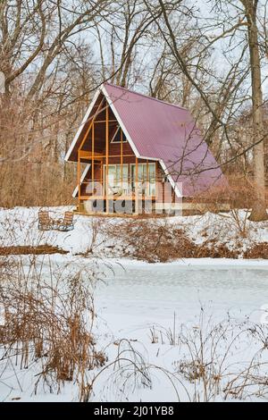 Detail der Hütte im Wald im Winter mit gefrorenem See Stockfoto